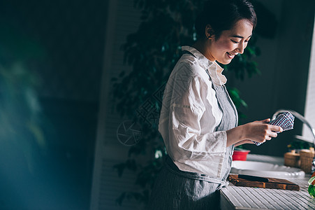 居家女人做家务图片