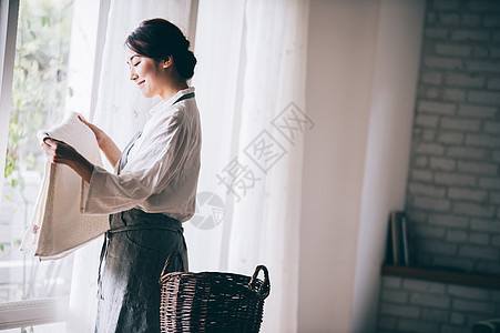 女人做家务图片