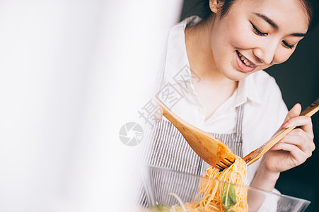 享受美食的女人图片