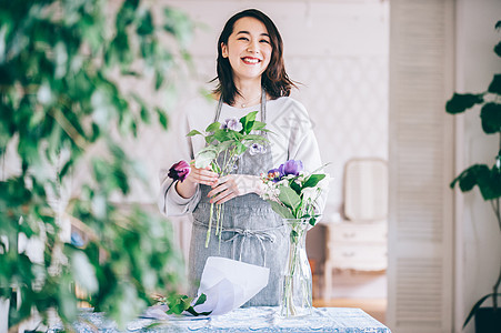 居家女人插花图片