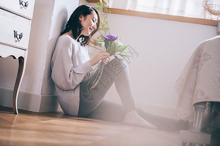 居家女人插花图片