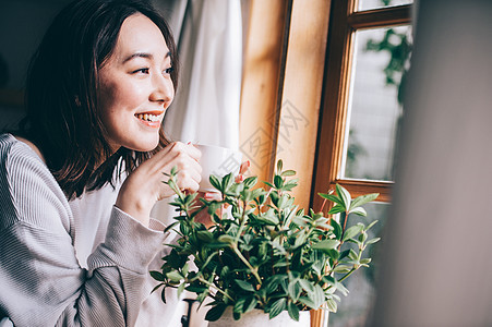 居家女人插花图片