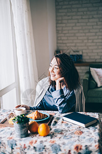 享受午后的女人图片