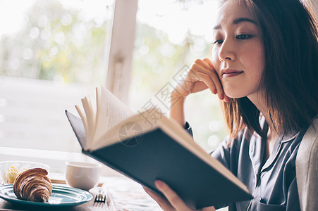 人物开襟羊毛衫女人女生活阅读图片