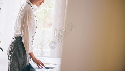 明亮女士们餐具女生活方式餐准备图片