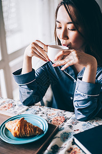 居家美女窗边下午茶高清图片