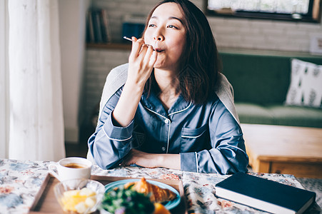 居家美女窗边下午茶图片