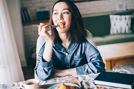 美味的20多岁休假女生活方式餐图片