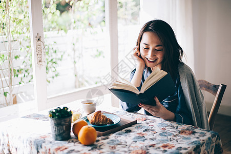 早晨肖像睡衣女生活阅读图片