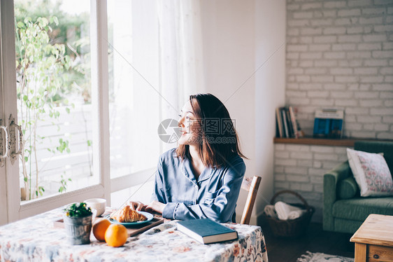 居家美女窗边下午茶图片