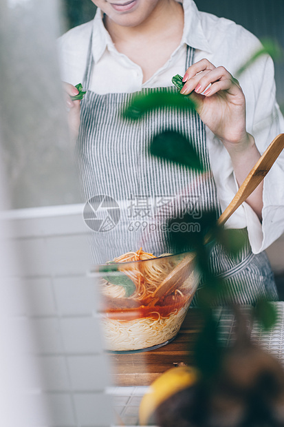 二十多岁女士清新女生活美食图片