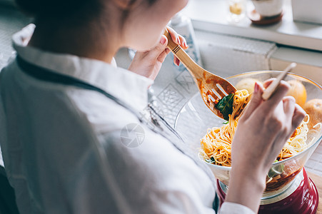 意大利面清爽起居室女生活美食图片