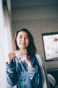 轻松房屋微笑女生活方式茶时间图片