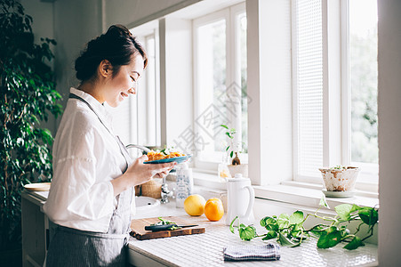 亚洲二十几岁菜肴女生活美食图片