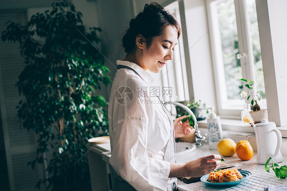 烹饪漂亮二十几岁女生活美食图片