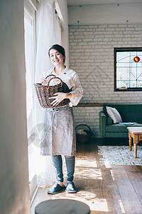 中年人类窗边女生活洗涤图片