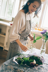 居家女人插花图片