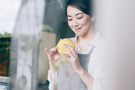 准备美食的居家女人图片