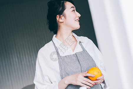 准备美食的居家女人图片