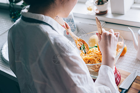 居家女子享受美食图片