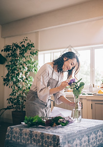 时髦女人在家养花图片