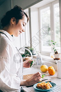 女人在家做美食图片