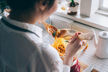 室内的女人在做着美食图片