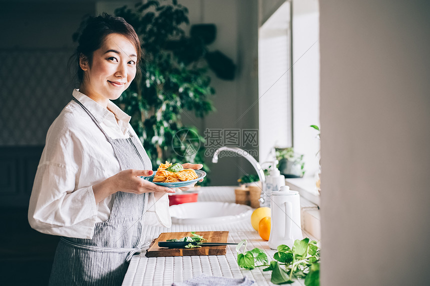 室内的女人在做着美食图片