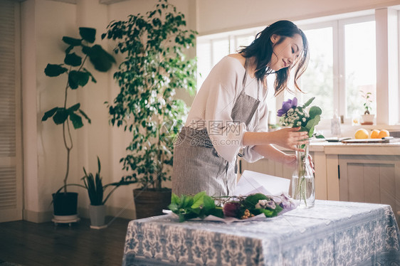 插花房间简介女生活方式花图片