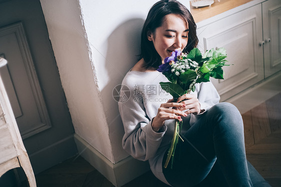 有礼貌的起居室人类女生活方式花图片