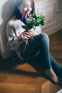 时髦亚洲女人女生活方式花图片