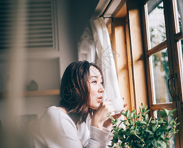 复制空间外面早晨女生活方式茶时间图片