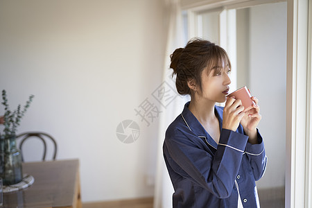 茶太阳光窗边美丽的女人生活形象图片