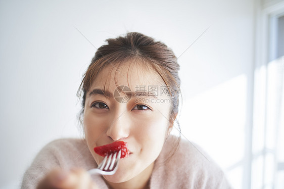 享受美食的女人图片