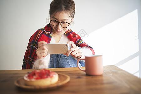 享受美食的女人图片