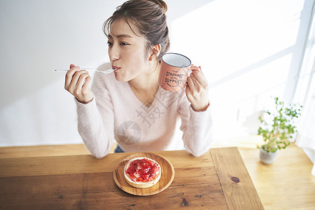 享受下午茶的女子图片