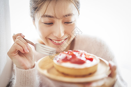 享受甜点的女子图片