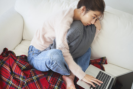 客厅美丽的女人看电脑图片