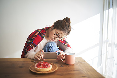 女人居家生活拍美食图片