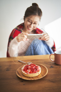 拍甜点的美女图片