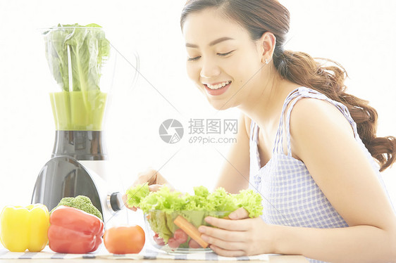 年轻美女健康饮食图片