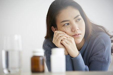 手托腮发呆的女孩图片