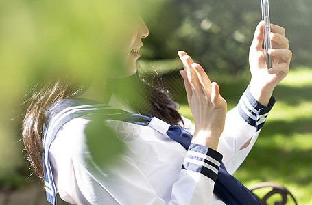 青春美丽天学校女孩智能手机图片