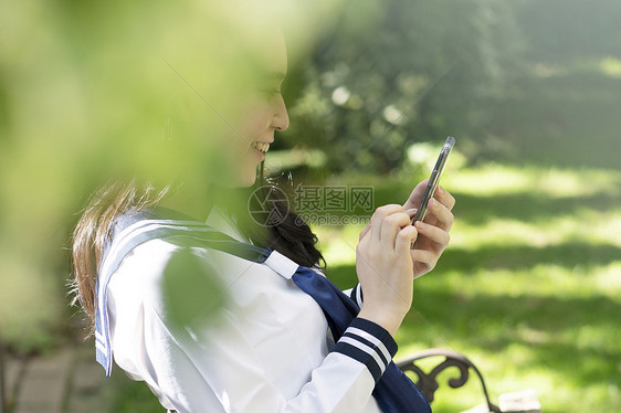 水手服女孩看智能手机图片