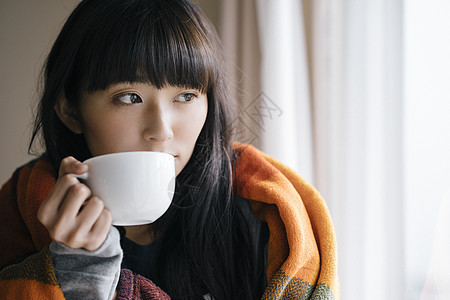 时髦女人在家喝茶图片