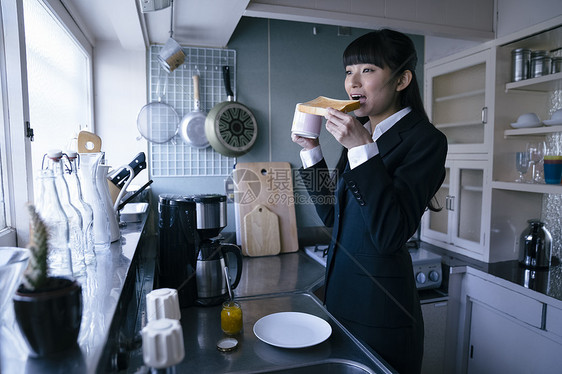 职业女性吃早餐准备上班的肖像图片