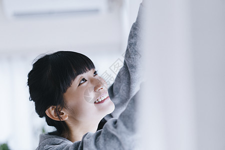 年轻女子居家休息图片