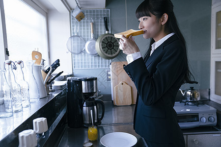 厨房吃早餐的白领图片