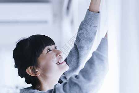 年轻女子居家收拾图片