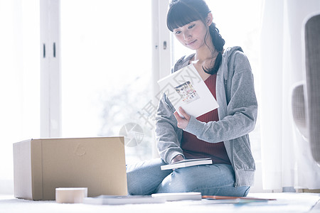 女子居家打扫房间图片